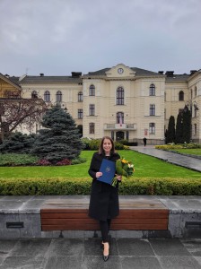 Nagrodzona na tle Urzędu Miejskiego. Kliknij, aby powiększyć zdjęcie.